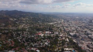 Hollywood ve Los Angeles 'ın çarpıcı hava görüntüleri 11 Şubat 2025' te şehir ve yerleşim alanlarının bir karışımını gösteriyor. İnsansız hava aracı ilerler ve şehrin panoramik görüntüsünü ortaya çıkarır.