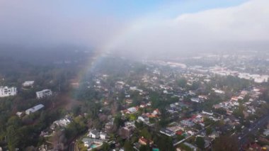 Los Angeles, Studio City 'deki yerleşim tepelerinde nefes kesen ileri görüşlü bir hava aracı görüntüsü yakalıyor. Sabah sisinin içinden narin bir gökkuşağı çıkar ve rüya gibi bir hava yaratır.