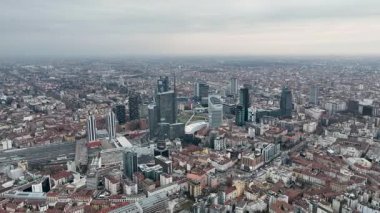 21 Ocak 2024 'te çekilen Milan, İtalya hava görüntüleri. Video, modern gökdelenler ve tarihi mimarinin bir karışımını vurguluyor. İnsansız hava aracı kenti yakalıyor.