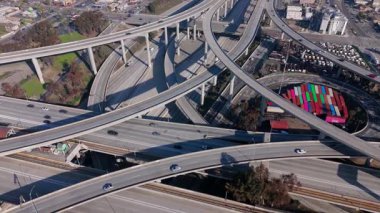 4K yavaş çekim insansız hava aracı görüntüleri Los Angeles, Kaliforniya 'daki Yargıç Harry Pregerson Kavşağı' nın çarpıcı bir görüntüsünü yakalıyor. Bu devasa çok katlı otoyol sistemi,