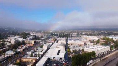 Los Angeles, Kaliforniya 'daki büyük bir film stüdyosunun hava görüntüleri modern mimari, kentsel manzara ve doğal yeşillik karışımını sergiliyor. Çekim şehrin güzelliğini yakalıyor.