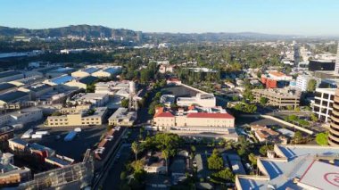 2 Kasım 2024 'te Los Angeles, Kaliforniya' daki Warner Bros. stüdyolarının arka bahçesinde yüksek kaliteli bir drone uçuşu görüntülendi. Video, film yapımını yakalıyor.