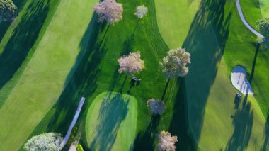 Hava 4k. Bu video, manikürlü yeşillikler ve manzaralı görüntülerle güzel bir golf sahasının çarpıcı hava manzarasını gösteriyor. Lakeside Golf Kulübü. Universal City, Los Angeles, ABD, 2024. Yüksek kalite