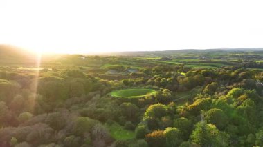 Liss Ard Kır Evi 'ndeki Gökyüzü Bahçesi Tepesi' nin atmosferik ve manzaralı görüntüleri. Fedakârlıklar için bir masa. Kelt ayinleri. Arkeolojik kavramlar ve binalar. Liss Ard 'daki Gökyüzü Bahçesi