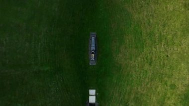 Dairesel. Liss Ard Kır Evi 'ndeki Gökyüzü Bahçesi Tepesi' nin atmosferik ve manzaralı görüntüleri. Fedakârlıklar için bir masa. Kelt ayinleri. Arkeolojik kavramlar ve binalar. Gökyüzü Bahçesi