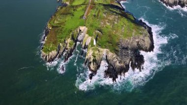 Baltimore Beacon ve kıyı uçurumları Baltimore Coast Cork Ireland. Güzel bir yer. Baltimore Beacon 'da gün batımında. Güney Batı Cork. Baltimore Beacon, İrlanda kıyılarındaki uyarı sisteminin bir parçası.