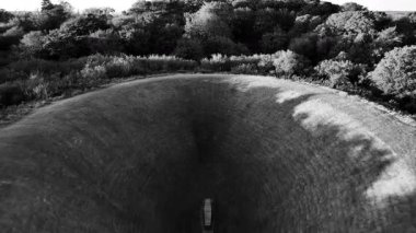 Liss Ard Kır Evi 'ndeki Gökyüzü Bahçesi Tepesi' nin atmosferik ve manzaralı görüntüleri. Peyzaj tasarımı, yerde büyük bir delik, büyük bir çukur, mat çukuru. Arkeolojik kavramlar ve binalar. Şey...