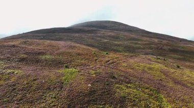 Güzel dağların hava görüntüleri. İrlanda 'daki Glenveagh Ulusal Parkı. Yürüyüş için mükemmel bir yer. Yüksek bir dağda gün batımı. Knockmealdown Dağları, Tipperary ve Waterford, İrlanda. Yüksek