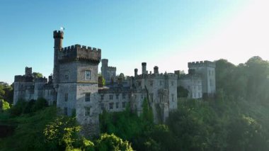 Havadan. Waterford, İrlanda 'daki Lismore Kalesi. Akşam güneşi Castle. Lismore Kalesi ve Knockmealdown Dağları Waterford Ireland 'ın verimli kırsalında Antik Doğu' da. Antik kale sarılı