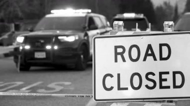 Siyah ve Beyaz. Pasadena, Kaliforniya 'da 10 Ocak 2025' te yakalanan ve ışıkları yanıp sönen kolluk kuvvetleri araçları tarafından uygulanan yol kapanışının ayrıntılı bir sahnesi. 