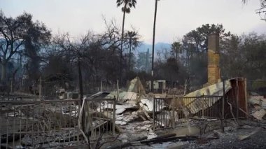 Harap olmuş evleri ve yanmış araçları gösteriyor. 9 Ocak 2025 'te yakalanan bu video, doğal afetlerin toplum ve çevre üzerindeki yıkıcı etkisini vurguluyor. Çılgınateş sonrası
