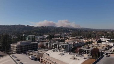 11 Ocak 'ta Pasifik Palisades, Los Angeles üzerinde yükselen vahşi ateş dumanının hava insansız hava aracı görüntüleri. Video, doğal afetin tepeler ve kentsel manzaralar üzerindeki dramatik etkisini gözler önüne seriyor