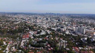 2025 yılının açık bir Şubat günü Hollywood Hills 'teki bir İHA' dan alınan Los Angeles, Kaliforniya 'nın yüksek kaliteli hava görüntüleri. Kamera ilerler, yoğun kenti sorunsuzca gözler önüne serer.