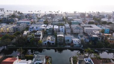 Los Angeles, Kaliforniya 'daki Venedik Kanalları' nın çarpıcı hava manzarası modern yerleşim mimarisi, yemyeşil ve yansıtıcı su yolları sergilenmektedir. Kamera görüntüsü...