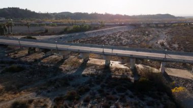 8 Şubat 2025 'te Los Angeles California' daki kurumuş bir nehir yatağının üzerinden geçen tarihi beton köprünün insansız hava aracı görüntüsü. Görüntüler köprünün mimari detaylarını yakalıyor.