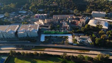 Universal Studios 'un film yapımcılarını gösteren editoryal hava görüntüleri. Görüntü arka plan film setlerini, stüdyoları ve yemyeşil alanlarla çevrili ofis binalarını yakalıyor. Şey...