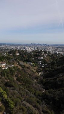 11 Şubat 2025 'te Los Angeles, Kaliforniya' da çekilen çarpıcı dikey hava görüntülerinde şehrin ufuk çizgisini nefes kesen manzaralı tepelerin üzerinden geriye doğru uçan bir insansız hava aracı görülüyor. Silah sesi.