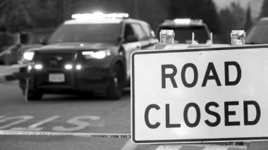 Siyah ve Beyaz. Pasadena, Kaliforniya 'da 10 Ocak 2025' te yakalanan ve ışıkları yanıp sönen kolluk kuvvetleri araçları tarafından uygulanan yol kapanışının ayrıntılı bir sahnesi. 