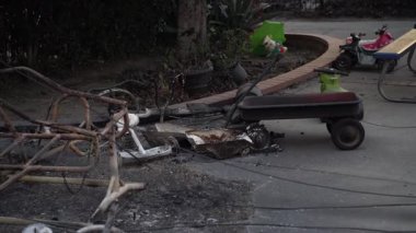 Pasadena, California, bir yerleşim bölgesinde çıkan yangının sonrasını yakalıyor. Video gösterileri, çocuk oyuncaklarının ve açık hava ekipmanlarının kalıntılarını yakarak yıkıcı etkilerini vurguluyordu.
