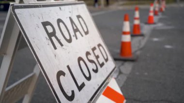10 Ocak 2025 'te Pasadena, Kaliforniya' da trafik konileri ile kapatılan 
