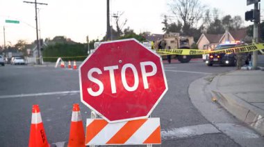 10 Ocak 2025 'te Pasadena, Kaliforniya' da trafik konileri kapatılmıştır. Arka planda polis araçları, güvenlik şeridi ve bir askeri aracın bölgeyi güvenlik altına aldığı görülüyor.