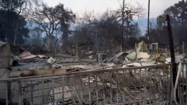 Pasadena, California 'da çıkan yangından sonra. Kömürleşmiş bir manzaranın korkunç sonuçlarını gösteren vahşi bir yangından rahatsız edici bir görüntü. 9 Ocak 2025 'te bu video çekildi.