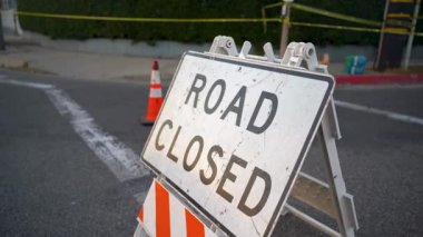 Pasadena, Kaliforniya 'da 10 Ocak 2025' te yakalanan trafik konileri ile kapatılan bir 