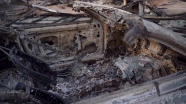 Yangından sonra yanmış metal ve döküntüleri her yere saçan bir aracın tahrip edilmesi. Pasadena, California, ABD 'de çıkan yangından sonra yıkılan evler görülüyor. 9 Ocak 'ta yakalandı