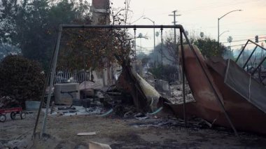 Yazı işleri. Canlı bir oyun alanı yangından sonra harabeye döner. Yıkımın, kaybın ve umutsuzluğun sonuçlarını gözler önüne serer. Pasadena, California, ABD 'de çıkan yangından sonra yıkılan evler ve