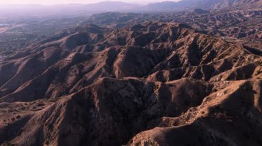 Los Angeles, Kaliforniya 'daki Ebey Kanyonu' nun havadan çekilmiş görüntüleri. Engebeli arazi, dolambaçlı yollar ve çarpıcı tepeler çarpıcı bir doğal manzara yaratır. Bu...