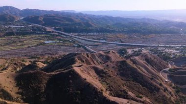 Kaliforniya 'nın ikonik tepelerini uzaktan çarpıcı kentsel gelişim manzarasıyla gösteren nefes kesici insansız hava aracı görüntüleri. Bu video, insan ve doğal güzelliğin mükemmel bir karışımını yakalıyor.