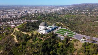 Los Angeles, Kaliforniya 'daki Griffith Gözlemevi' nin çarpıcı dairesel görüntülerini gösteren 4K hava aracı görüntüleri. Çekim sorunsuz bir şekilde ikonik işaretleri çevreleyen yolları, tepeleri ve
