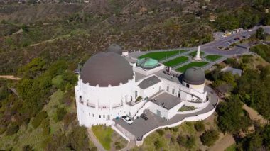 Dinamik 4K hava görüntüleri Hollywood Tepeleri 'ndeki ikonik Griffith Gözlemevi' nin etrafında düzgün dairesel bir yörünge yakalıyor. İnsansız hava aracı şehrin mimari güzelliğini gözler önüne seriyor.