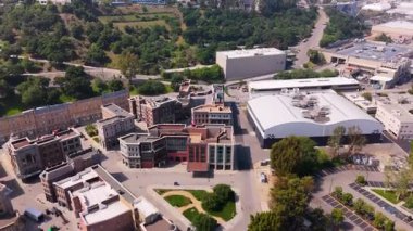 Burbank, California 'daki Warner Bros. Stüdyoları' nın detaylı sokak setleri ve ses sahneleri üzerinde uçan ön hava görüntüleri. 31 Mart 2025 'te yakalandı. Görüntüler şehir tarzı cepheleri vurguluyor