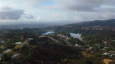 Hollywood Hills ve Los Angeles, Kaliforniya 'daki Hollywood Gölü' nün nefes kesen görüntüleri 24 Ekim 2024 'te çekildi. Videoda çarpıcı doğal manzara, dolambaçlı yollar, lüks