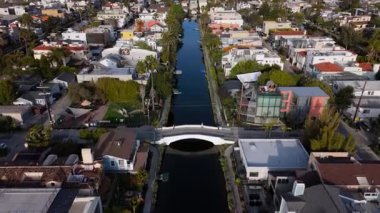 Los Angeles, Kaliforniya, ABD 'deki Venedik Kanalları' nı gösteren hava görüntüleri. Videoda tarihi kanalları kaplayan ikonik yaya köprüleri, yemyeşil alanlar ve deniz kenarındaki evler yer alıyor.