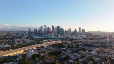 Los Angeles siluetinin göz kamaştırıcı ve nefes kesici görüntüsü güzel şehir mimarisini gözler önüne seriyor. Los Angeles City Golden Sunrise, ABD 'de. Yüksek kalite 4k görüntü
