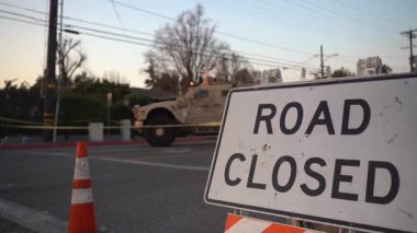 10 Ocak 2025 'te Pasadena, Kaliforniya' da askeri araç olarak ön planda belirgin bir 