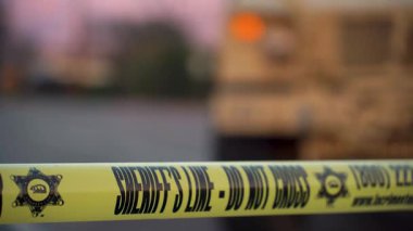 Sarı Şerifler Hattı 'nın yakın çekim görüntüleri 10 Ocak 2025' te Pasadena, Kaliforniya 'da bir acil durum sırasında bir yola erişimi engelliyor. Bulanık arkaplan