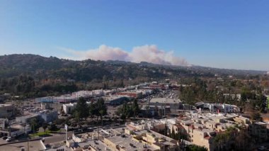 Pasifik Palisades, Los Angeles üzerinde yükselen vahşi ateş dumanının 4k hava aracı görüntüleri, 11 Ocak 'ta ele geçirildi. Video, tepeler ve kentsel alanlarda yaşanan doğal afetin dramatik etkisini gözler önüne seriyor.