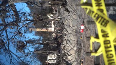 13 Ocak 2025 'te Pasifik Palisades, Los Angeles üzerindeki bir yangından yükselen yoğun dumanı kaydeden dikey görüntüler. Bölge güvenlik bantlarıyla çevrelenmiş durumda.