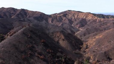 Caballero Canyon, Los Angeles, Kaliforniya 'daki dağlık arazide 22 Şubat 2025' te çıkan yangından sonra meydana gelen yıkıcı hava aracı görüntüleri. Bir zamanların gelişen manzarası şimdi