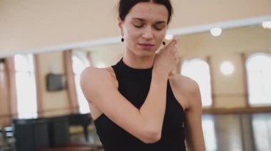 Dans stüdyosundaki profesyonel balerin kadın portresi. Bale sınıfı eğitimi. Bale okulu konsepti. Büyük pencereli bir dans salonunda dönen bir balerin. Ağır çekim. Yüksek kalite FullHD