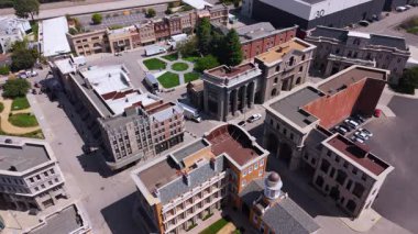 Statik İHA görüntüsü Burbank, California 'daki Warner Bros. stüdyolarında ikonik şehir sokak setlerini gösteriyor. 31 Mart 2025 'te çekilen görüntüler, şehir ön cephelerini, klasik mimariyi vurguluyor.