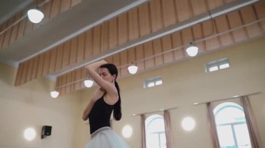 Dairesel. Profesyonel bir balerin salonun ortasında güzel hareket eder. Plastik el hareketleri, plastik el hareketleri. Dans stüdyosundaki genç klasik dansçı kadın. Bale sınıfı eğitimi