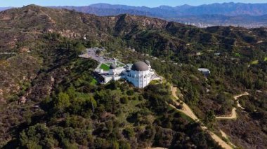 Los Angeles 'taki Griffith Gözlemevi' nin etrafında düzgün dairesel bir hava yörüngesini gösteren nefes kesici bir görüntü. Parlak gün ışığında yakalanan beyaz simge, çevresindekilerle güzel bir tezat oluşturuyor.