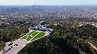Kubbeleri, yemyeşil manzarası ve panoramik şehir siluetiyle çevrili ünlü beyaz tepe yapısı. 20 Mart 2025 'te çekildi. Seyahat, mimari ve turizm konuları için ideal. Mükemmel ışık