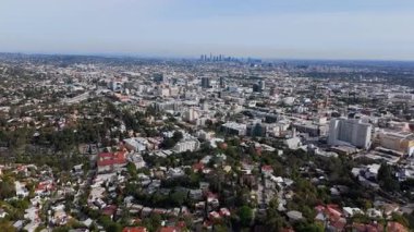 2025 yılının açık bir Şubat günü Hollywood Hills 'teki bir İHA' dan alınan Los Angeles, Kaliforniya 'nın yüksek kaliteli hava görüntüleri. Kamera ilerler, yoğun kenti sorunsuzca gözler önüne serer.