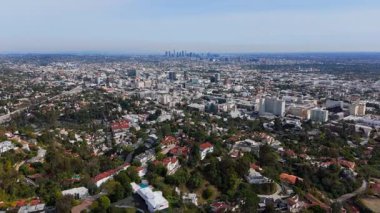 Çarpıcı hava görüntüleri, Los Angeles, California üzerinden Hollywood Hills 'in avantajlı noktasından geriye doğru bir uçuş kaydediyor. İnsansız hava aracı, gökdelenlerin ve kentlerin bulunduğu nefes kesici bir şehir manzarası ortaya çıkarıyor.