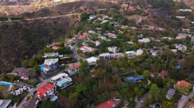 Hollywood Tepeleri 'nin 11 Şubat 2025' te Los Angeles 'taki hava görüntüleri. İnsansız hava aracı, dolambaçlı yolları, modern malikaneleri ve yemyeşil otlakları olan lüks bir yerleşim alanını ortaya çıkarıyor.